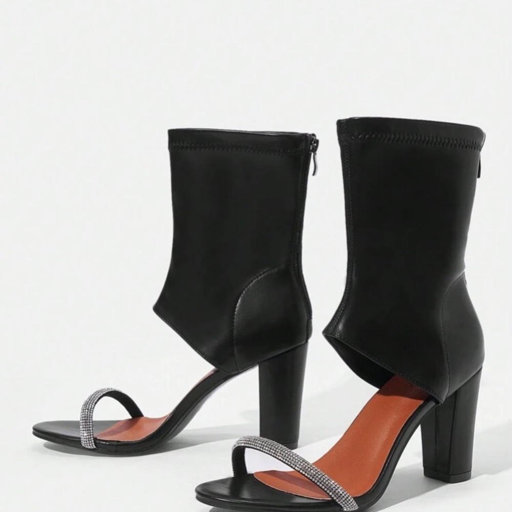 Elegant Black Heeled Boots - Picture 3 of 5